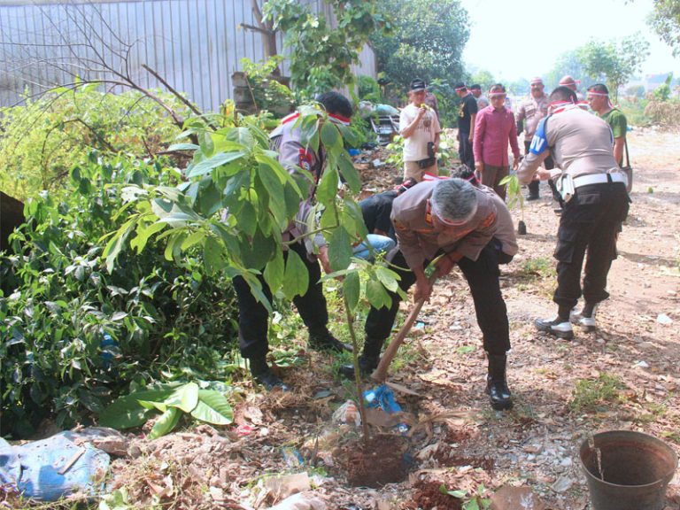 Polsek Pondok Gede Tanam Puluhan Pohon Produktif di Yayasan Rindang Indonesia yang Harus Anda Ketahui